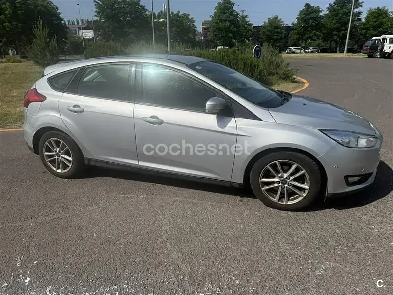 Usado Ford Focus Trend 120 CV (88 kW) 2016 Gris / plata Berlina