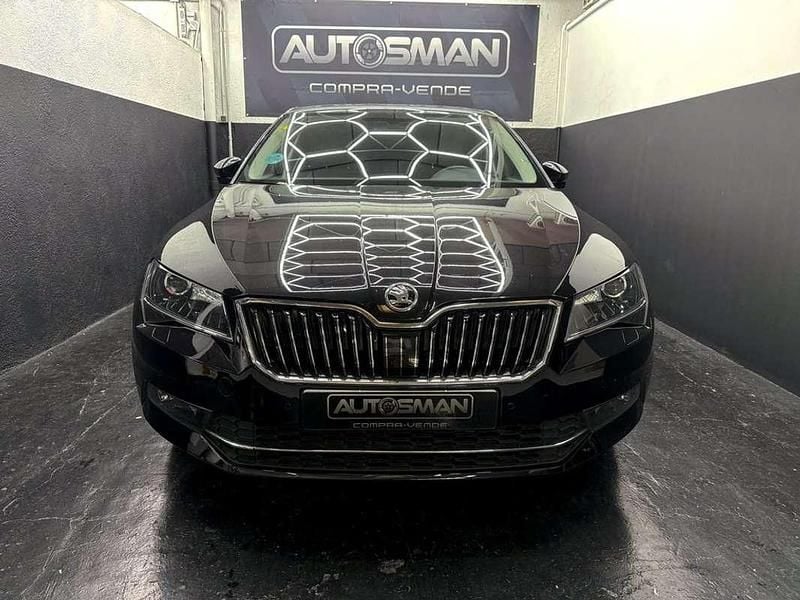 Usado Skoda Superb Ambition 150 CV (110 kW) 2018 Negro Familiar