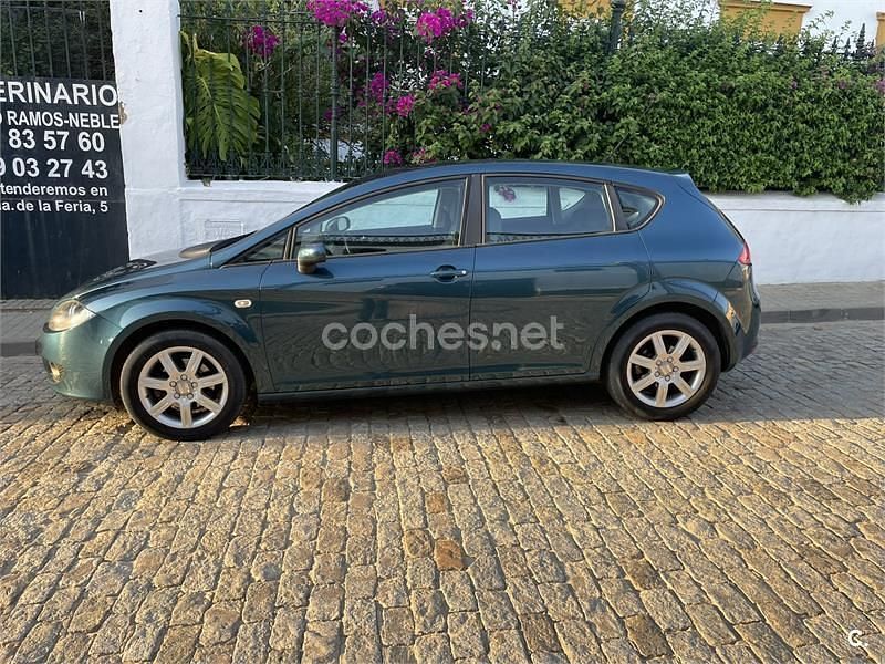 Usado Seat Leon Sport 105 CV (77 kW) 2007 Azul Berlina