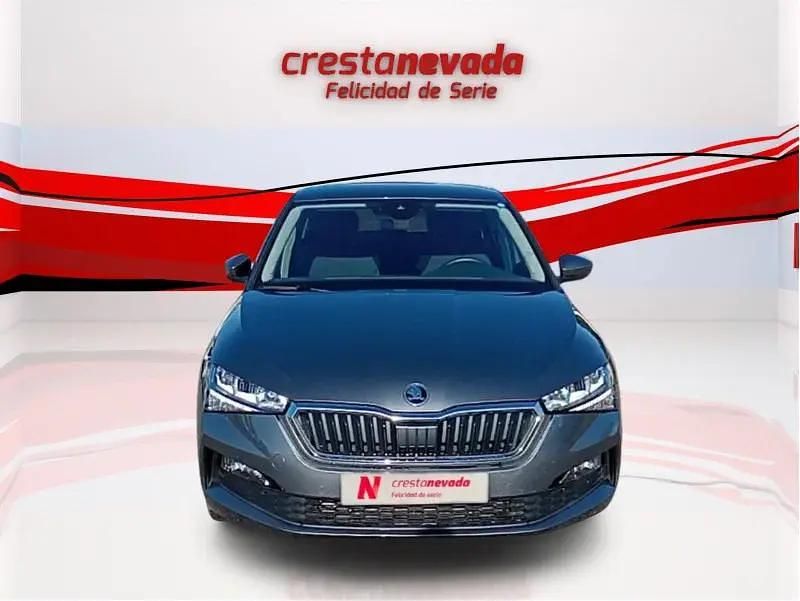 Usado Skoda Scala Ambition 95 CV (69 kW) 2022 Gris / plata Utilitario