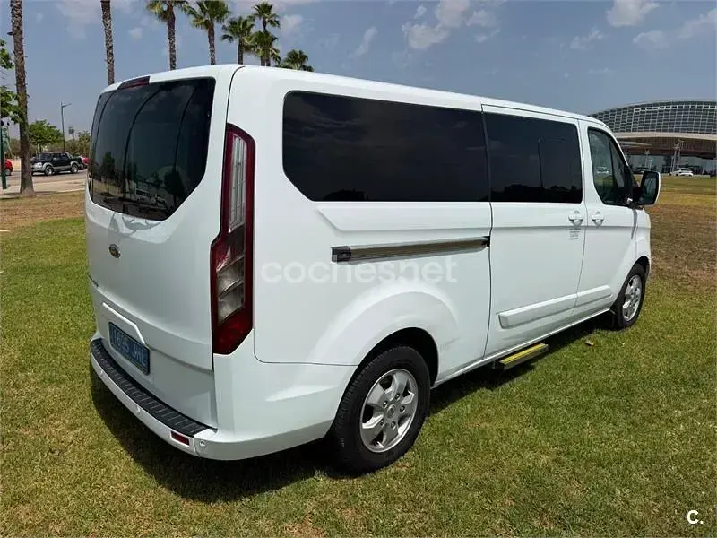 Usado Ford 300 Titanium 155 CV (114 kW) 2015 Blanco Monovolumen