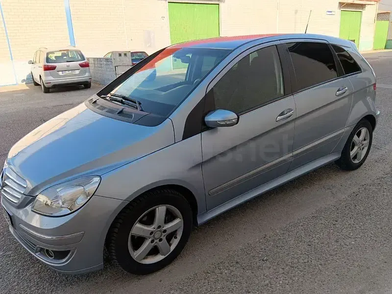 Usado Mercedes B180 109 CV (80 kW) 2008 Gris / plata Monovolumen