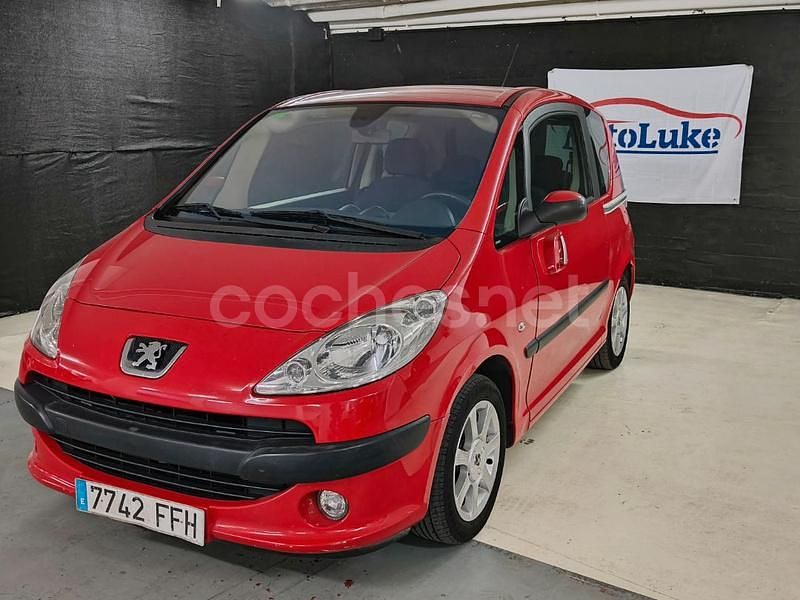 Usado Peugeot 1007 75 CV (55 kW) 2007 Rojo Monovolumen