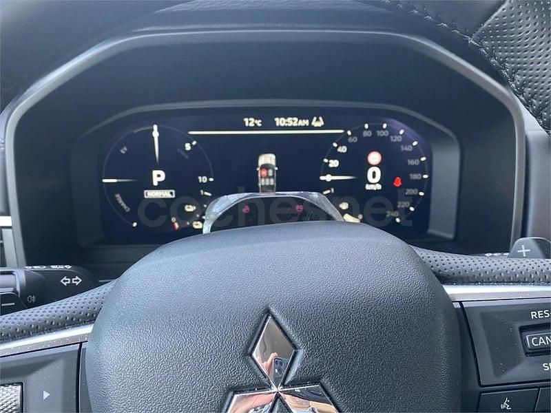 Usado Mitsubishi Outlander P-HEV Motion 306 CV (225 kW) 2025 Gris / plata SUV