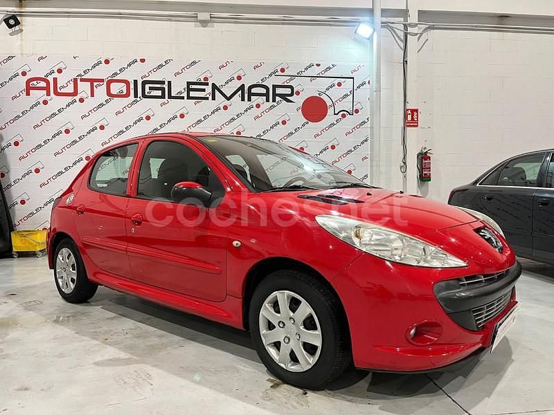 Usado Peugeot 206 75 CV (55 kW) 2010 Rojo Berlina