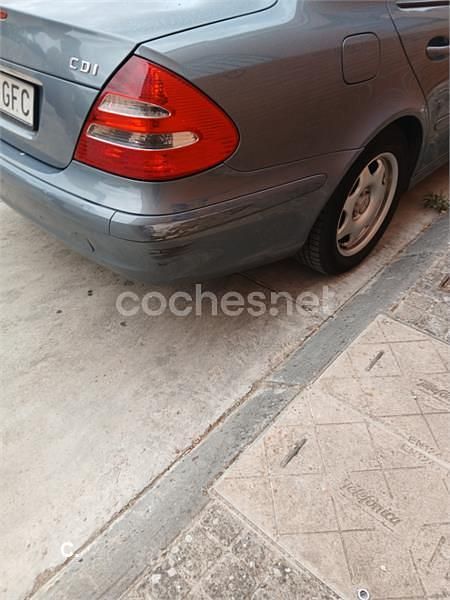 Usado Mercedes E220 Classic 150 CV (110 kW) 2004 Azul Berlina