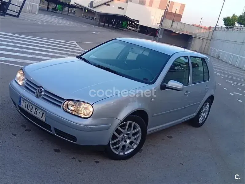 Usado VW Golf IV Highline 105 CV (77 kW) 2002 Gris / plata Berlina