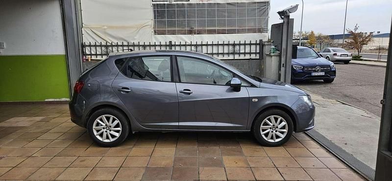 Usado Seat Ibiza Style 105 CV (77 kW) 2014 Gris Utilitario