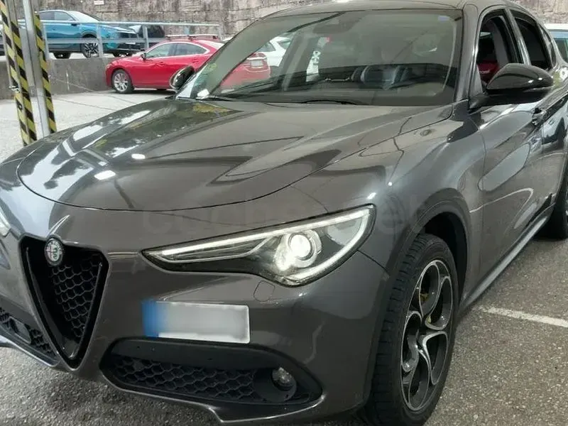 Usado Alfa Romeo Stelvio Executive 210 CV (154 kW) 2019 Gris / plata SUV