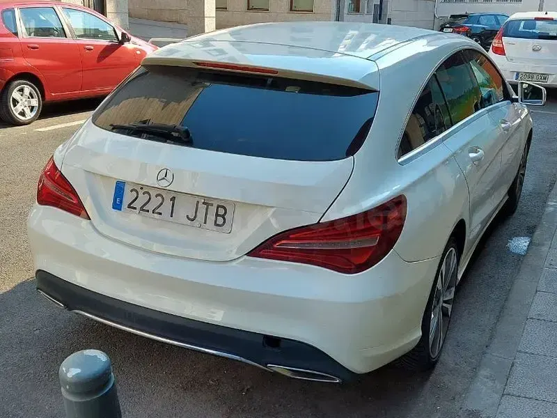 Usado Mercedes CLA220 Shooting Brake Urban 177 CV (130 kW) 2016 Blanco Familiar