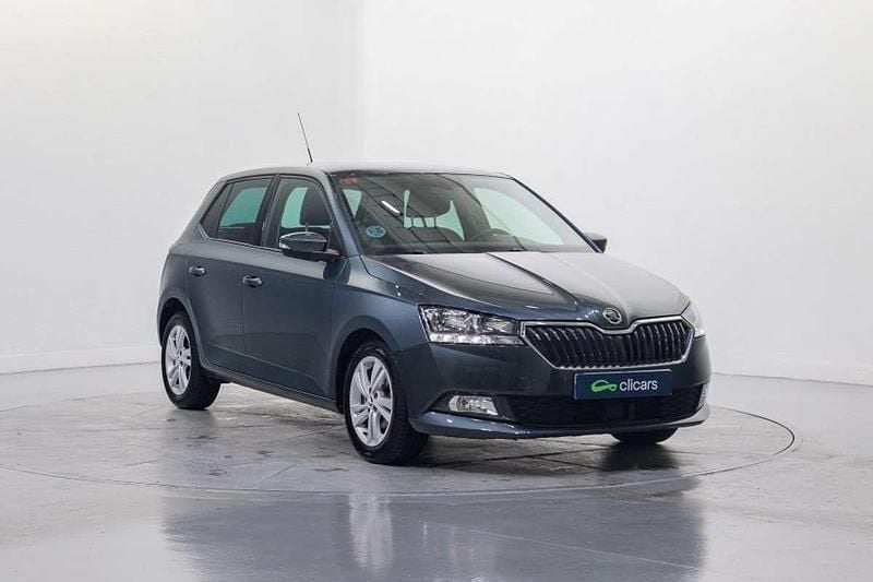 Usado Skoda Fabia Ambition 95 CV (69 kW) 2021 Gris Utilitario
