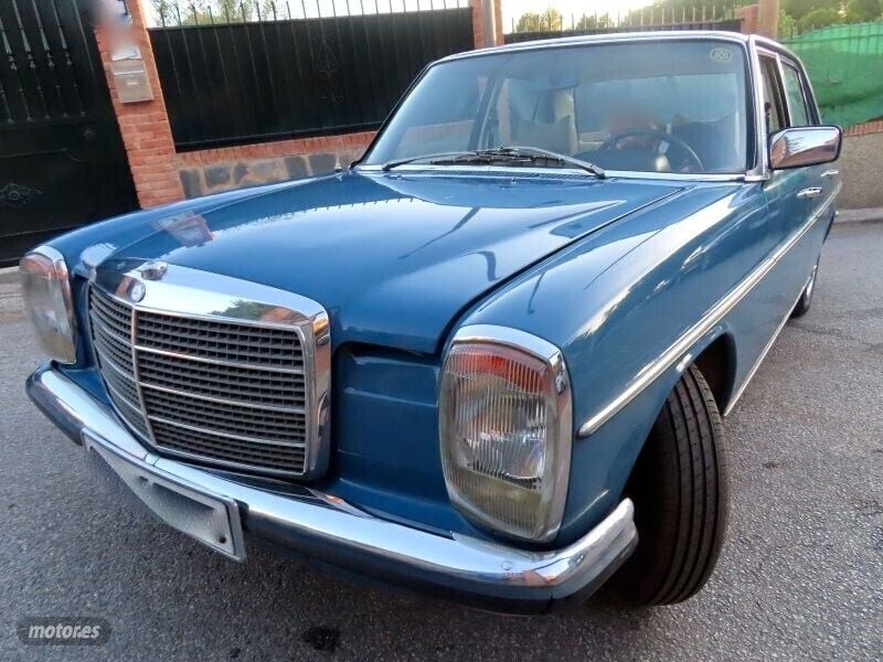 Usado Mercedes W115 75 CV (55 kW) 1977 Azul Berlina