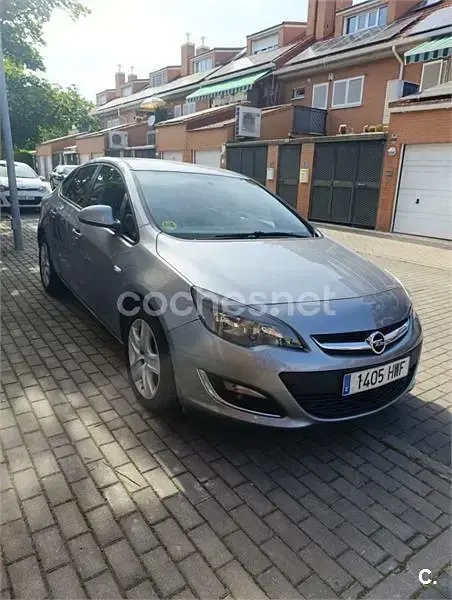Usado Opel Astra Excellence 110 CV (80 kW) 2014 Gris / plata Familiar