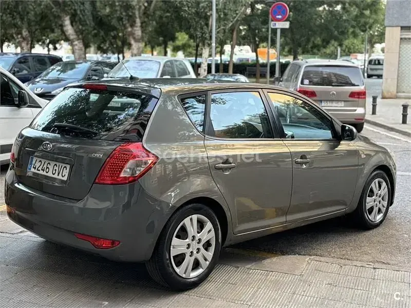 Usado Kia Ceed 90 CV (66 kW) 2010 Gris / plata Utilitario