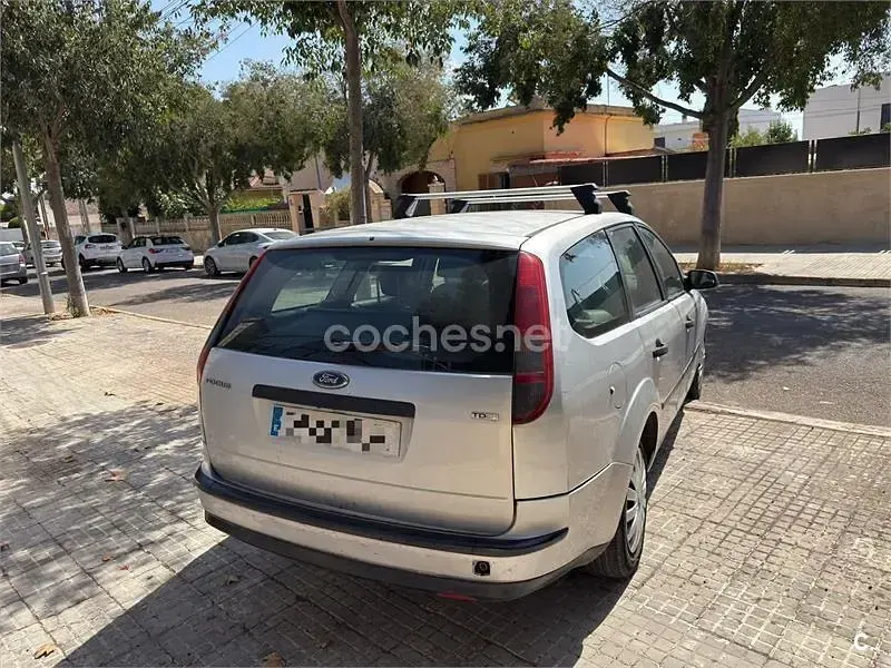 Usado Ford Focus Trend 90 CV (66 kW) 2005 Gris / plata Familiar