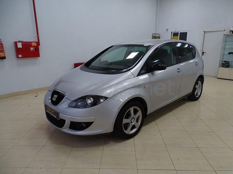 Usado Seat Altea Reference 105 CV (77 kW) 2006 Gris / plata Monovolumen