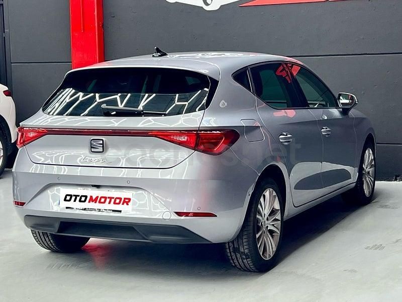Usado Seat Leon Style 130 CV (95 kW) 2024 Gris / plata Berlina