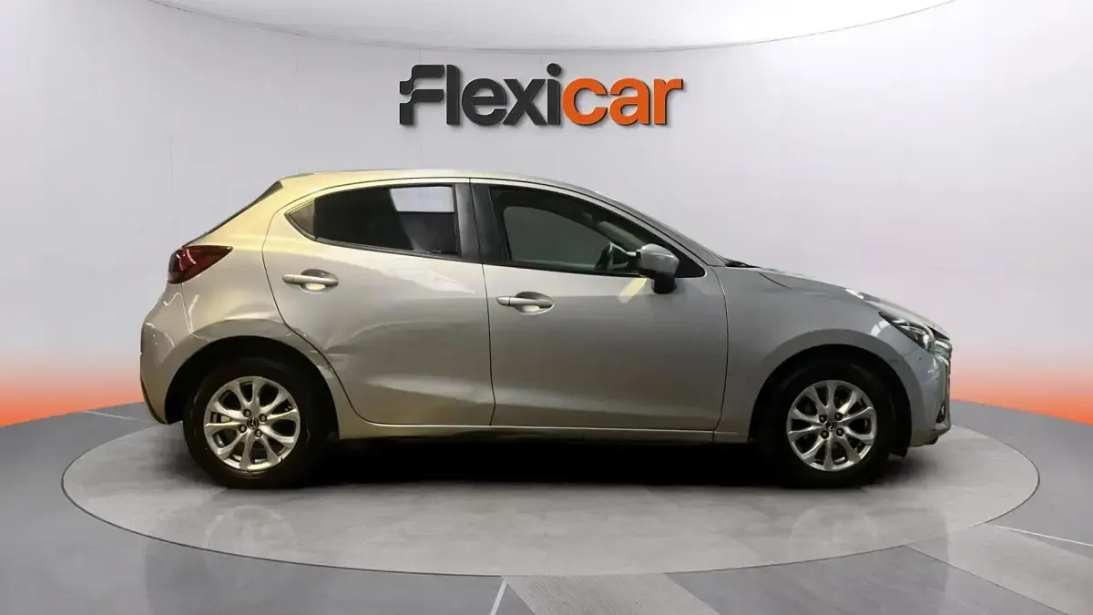 Usado Mazda 2 Luxury 90 CV (66 kW) 2017 Gris Utilitario