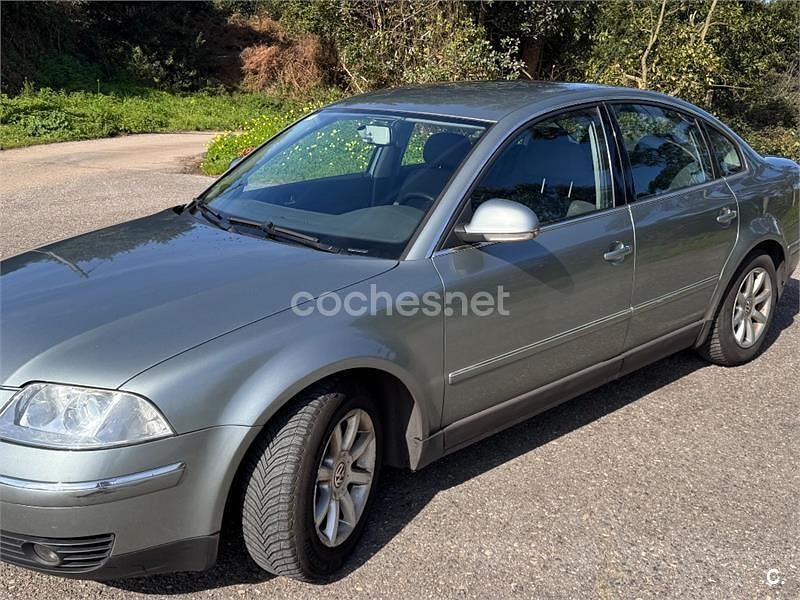 Usado VW Passat Highline 130 CV (95 kW) 2004 Gris / plata Berlina