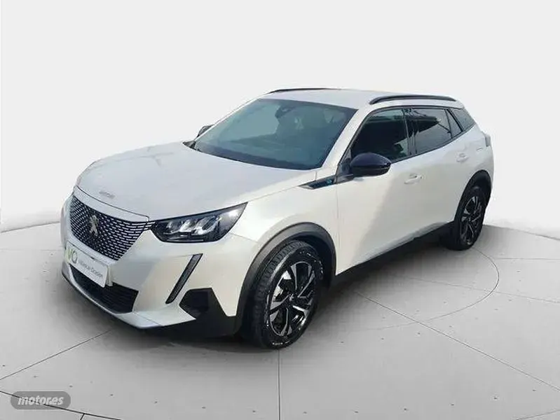 Usado Peugeot e-2008 Allure 100 kW (136 CV) 2023 Plateado SUV