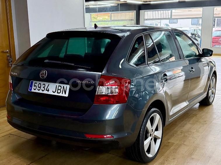 Usado Skoda Rapid Elegance 105 CV (77 kW) 2014 Gris / plata Berlina