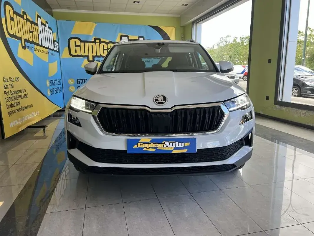 Usado Skoda Karoq Ambition 150 CV (110 kW) 2022 Blanco SUV