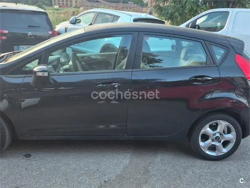 Usado Ford Fiesta Trend 82 CV (60 kW) 2010 Negro Berlina
