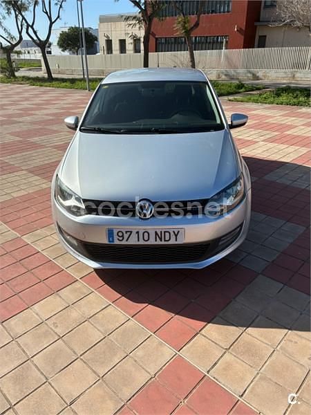 Usado VW Polo Advance 75 CV (55 kW) 2017 Gris / plata Berlina