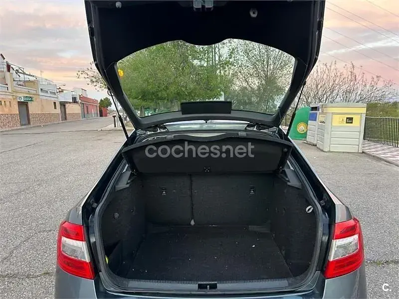 Usado Skoda Octavia Ambition 150 CV (110 kW) 2018 Gris / plata Berlina
