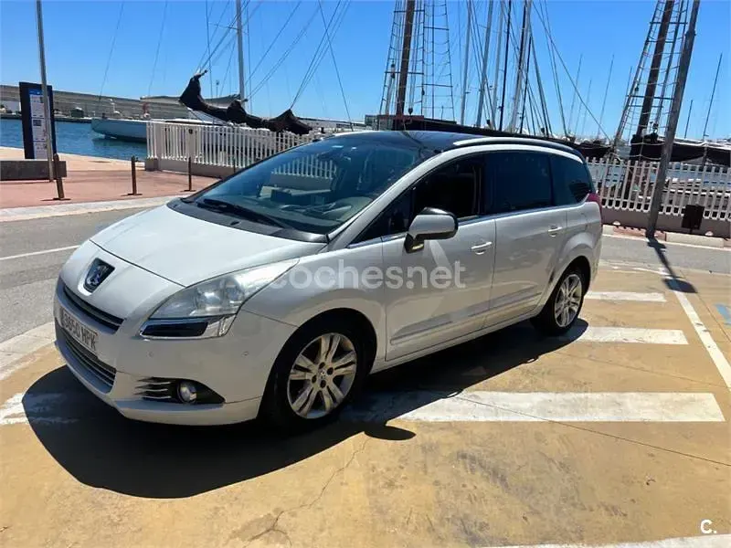 Usado Peugeot 5008 Allure 115 CV (84 kW) 2013 Blanco Monovolumen