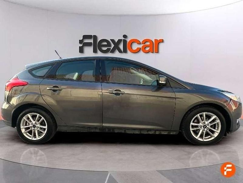 Usado Ford Focus Trend 101 CV (74 kW) 2017 Gris Utilitario