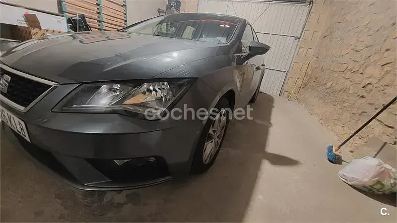 Usado Seat Leon Style Plus 115 CV (84 kW) 2018 Gris / plata Berlina