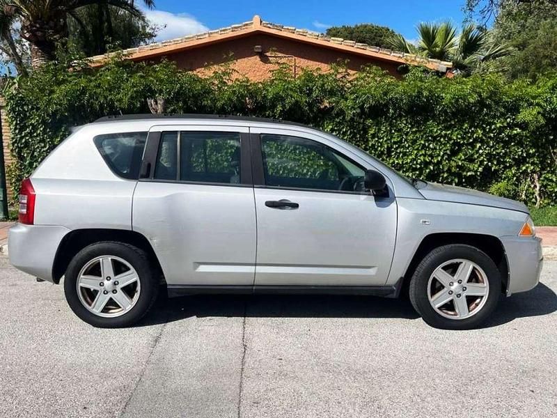 Usado Jeep Compass Sport 140 CV (102 kW) 2009 Plateado SUV