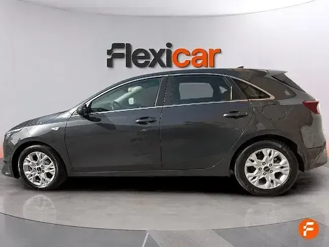 Usado Kia Ceed 136 CV (100 kW) 2023 Amarillo Utilitario