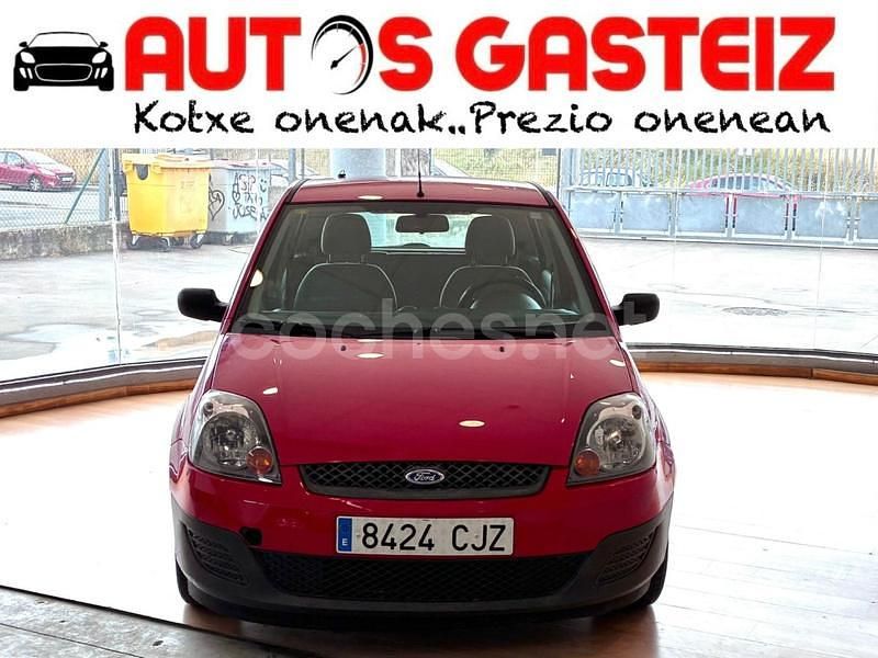 Rojo Usado 2003 Ford Fiesta Ambiente Utilitario | 2950 € (Precio justo) - Imagen 1/4