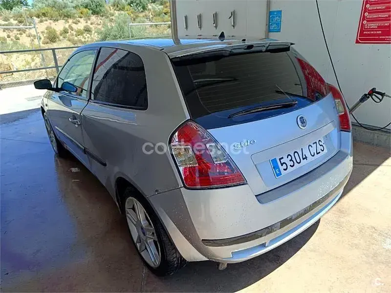Usado Fiat Stilo Dynamic 115 CV (84 kW) 2004 Gris / plata Berlina