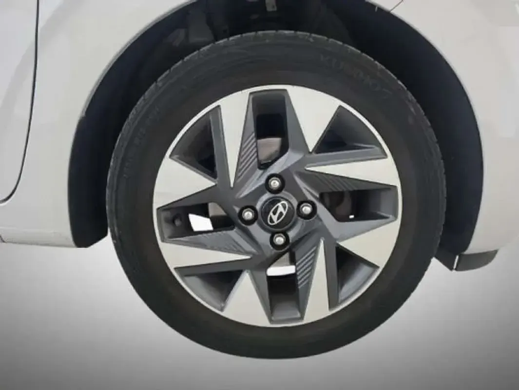 Usado Hyundai i10 Blackline 84 CV (61 kW) 2023 Gris Utilitario