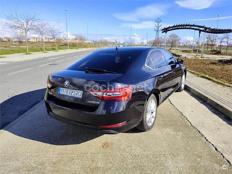 Usado Skoda Superb Ambition 150 CV (110 kW) 2018 Negro Berlina