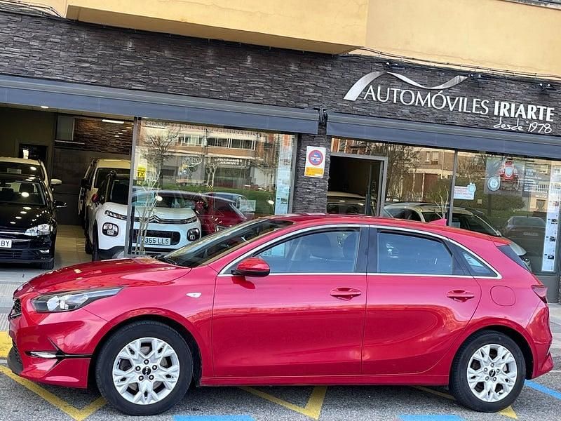 Usado Kia Ceed 100 CV (73 kW) 2022 Granate Utilitario