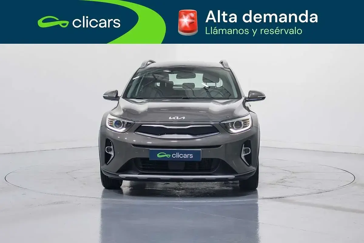 Usado Kia Stonic 120 CV (88 kW) 2023 Gris SUV