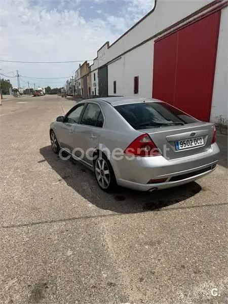 Usado Ford Mondeo Sport 155 CV (114 kW) 2004 Gris / plata Berlina