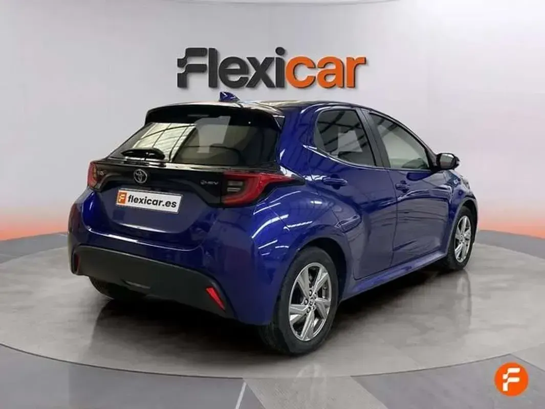 Usado Toyota Yaris Hybrid Active 92 CV (67 kW) 2025 Azul Berlina