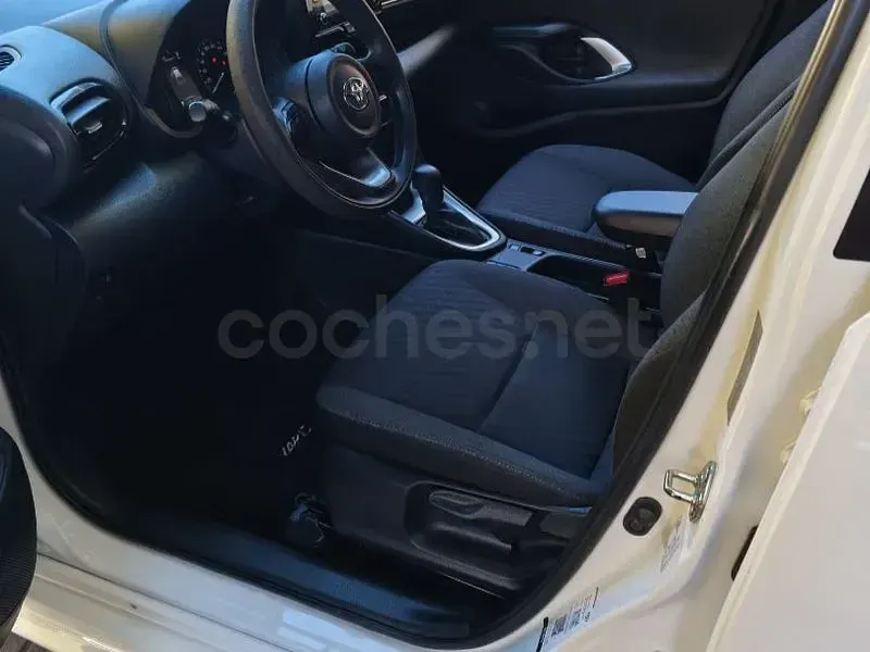 Usado Toyota Yaris Hybrid Active 116 CV (85 kW) 2021 Blanco Berlina