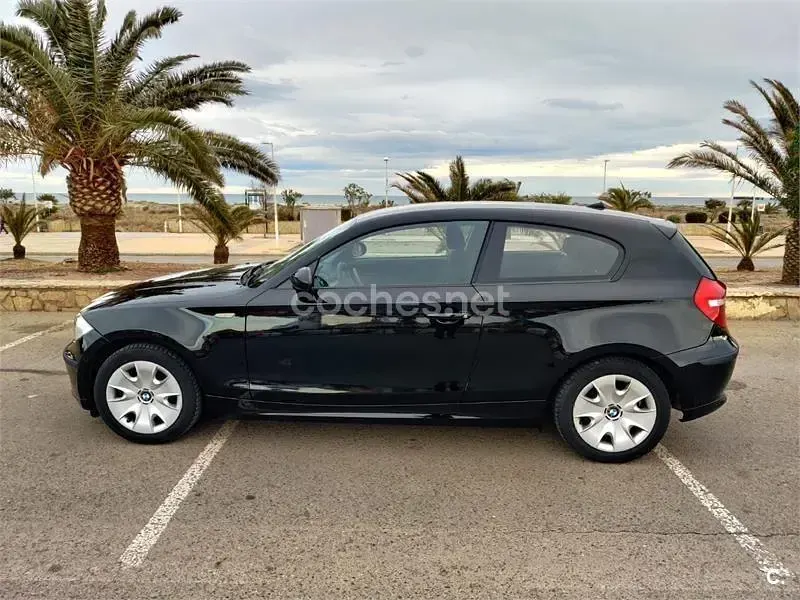 Usado BMW 116 122 CV (89 kW) 2009 Negro Utilitario