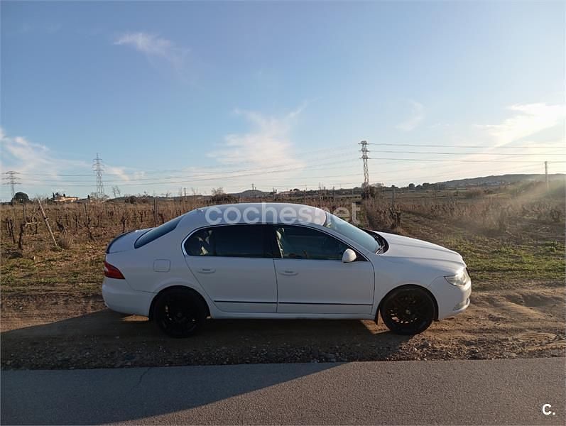 Usado Skoda Superb Exclusive 140 CV (102 kW) 2010 Blanco Berlina