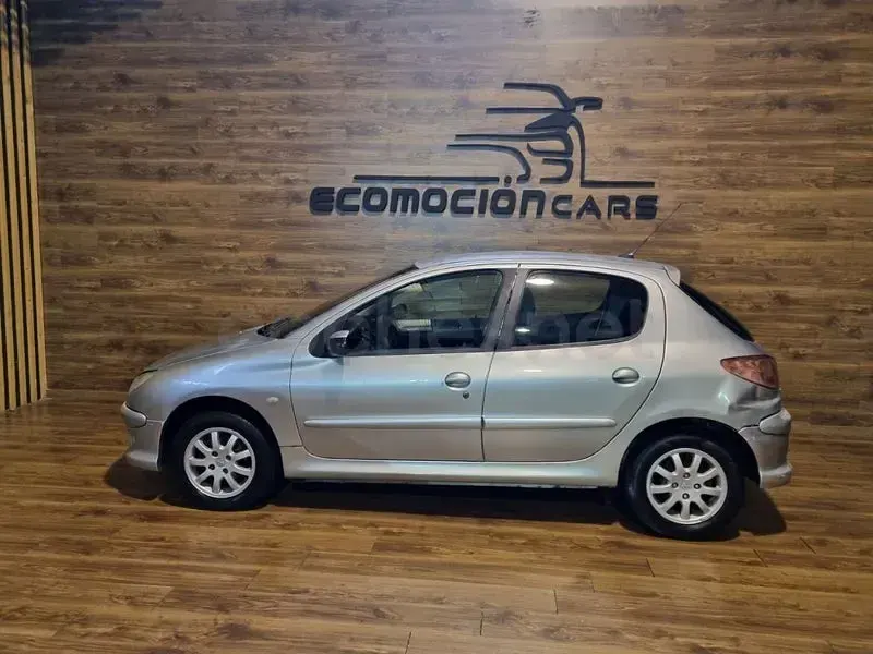 Usado Peugeot 206 70 CV (51 kW) 2004 Gris / plata Berlina