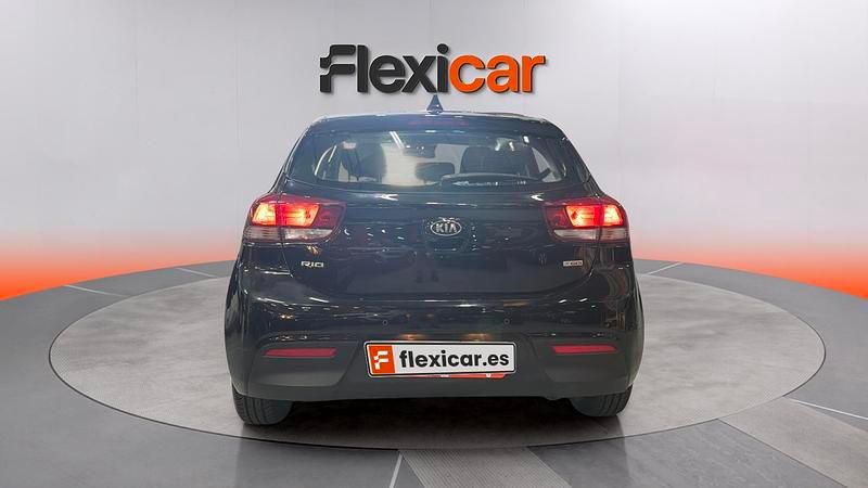 Usado Kia Rio 101 CV (74 kW) 2020 Negro Berlina