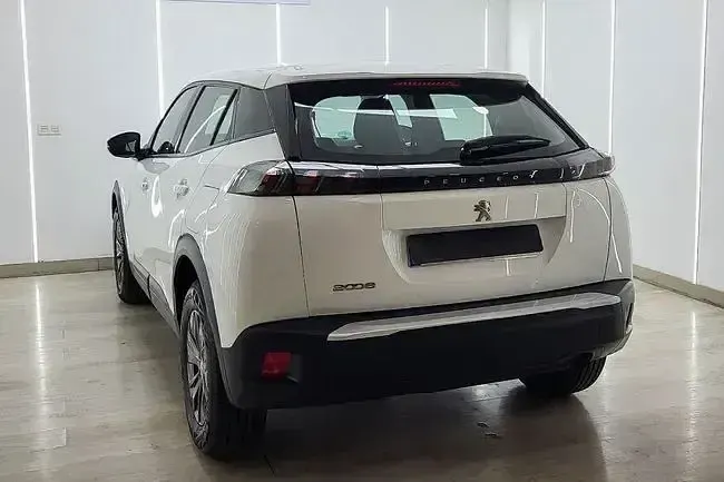Usado Peugeot 2008 Active 100 CV (73 kW) 2021 Blanco SUV
