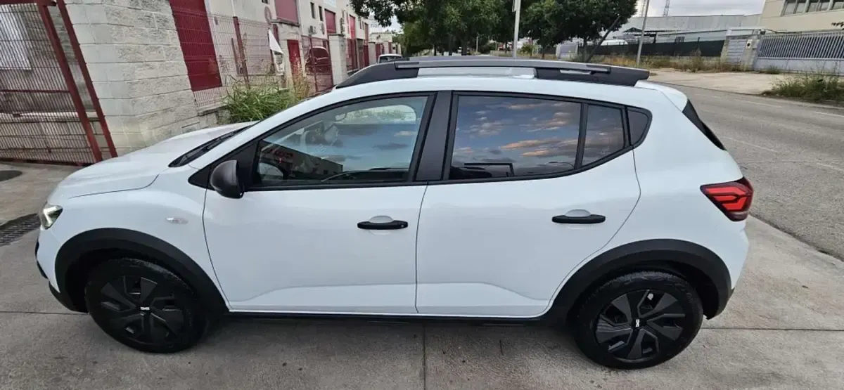 Usado Dacia Sandero Expression 101 CV (74 kW) 2024 Blanco Utilitario