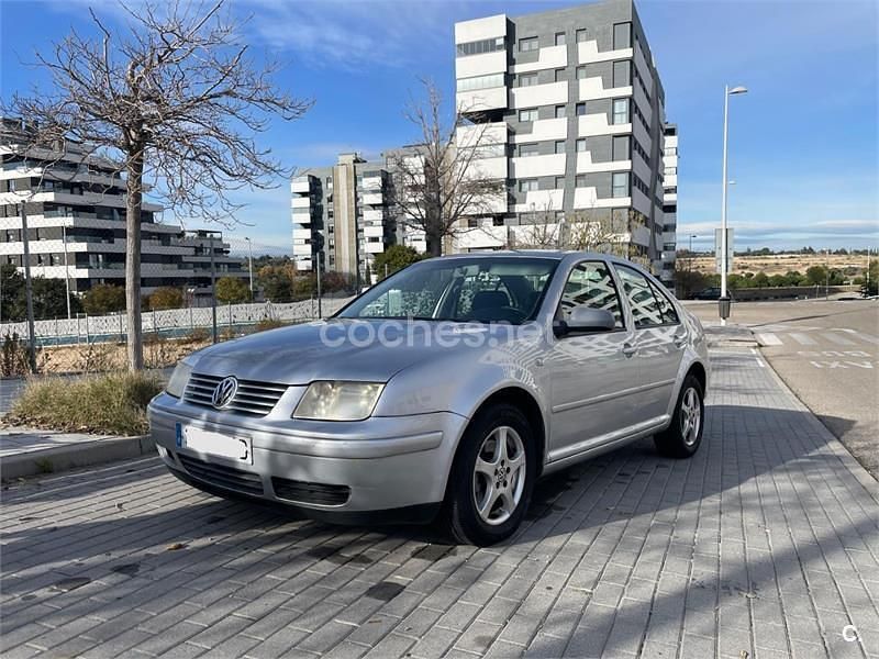 Gris / plata Usado 2002 VW Bora Trendline Berlina | 2700 € - Imagen 1/4